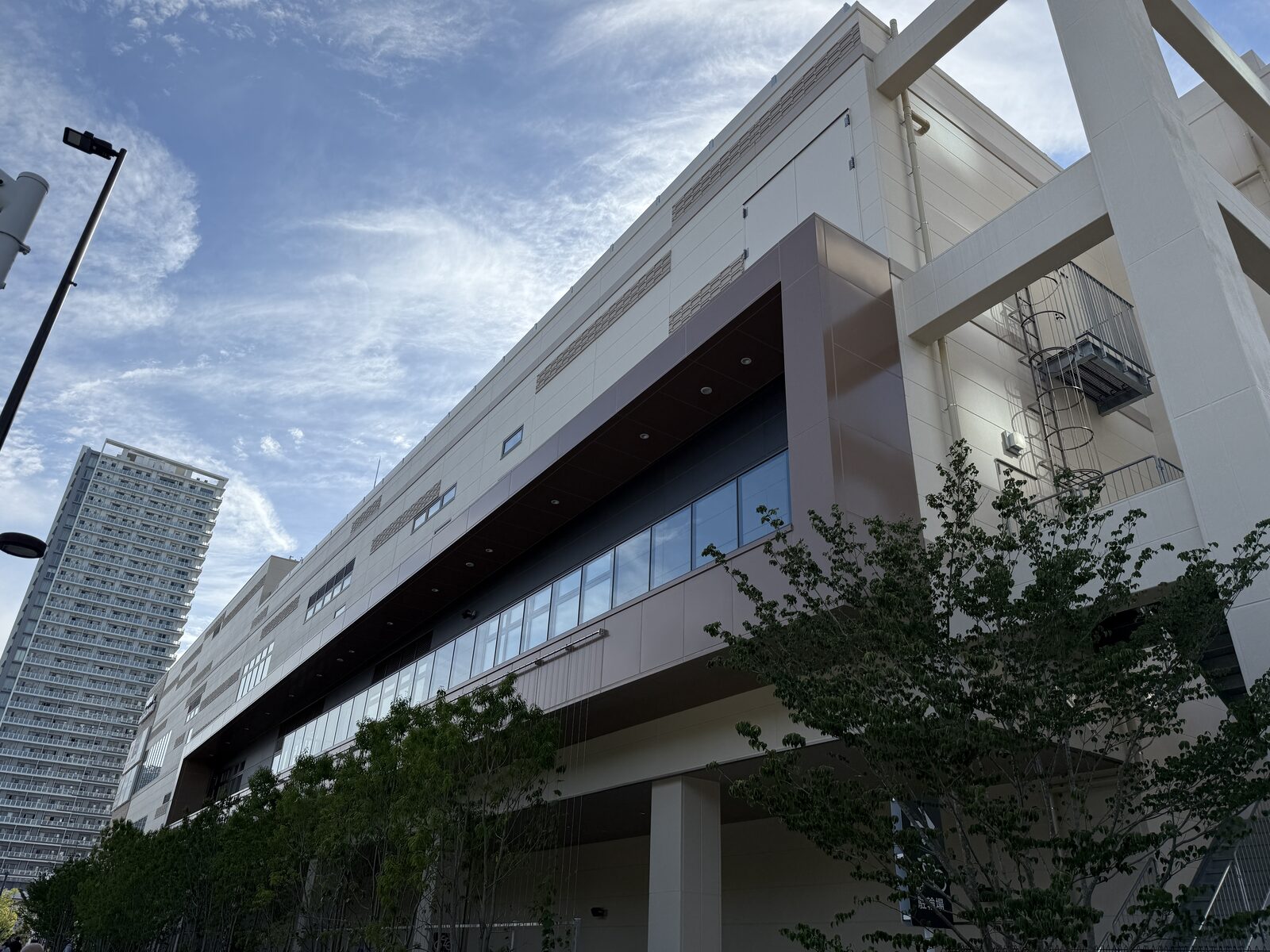 商業施設minamoni Ariakeの外観。TP有明店はこの建物の2階にある
