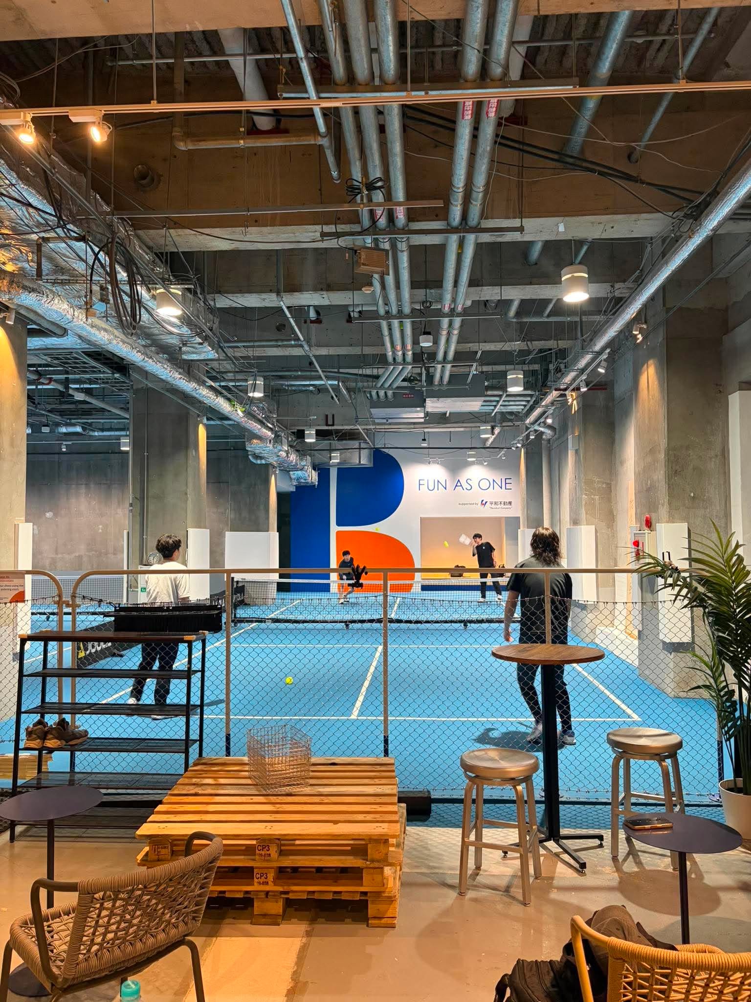 PICKLEBALL ONE GINZA SHIMBASHIの屋内ピックルボールコートと「FUN AS ONE」のサイン